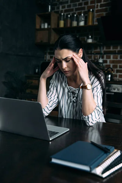 Gestresste Junge Frau Mit Kopfschmerzen Sitzt Mit Laptop Küche — Stockfoto