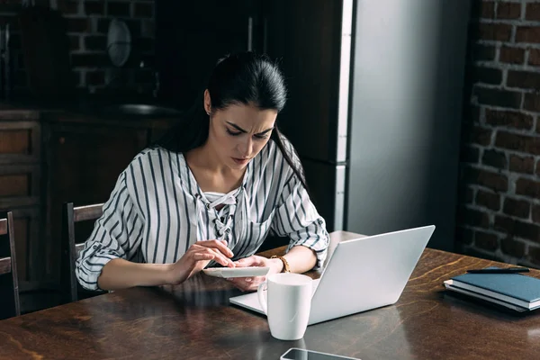 Mujer Joven Con Calculadora Portátil Contando Impuestos Casa Cocina — Foto de Stock