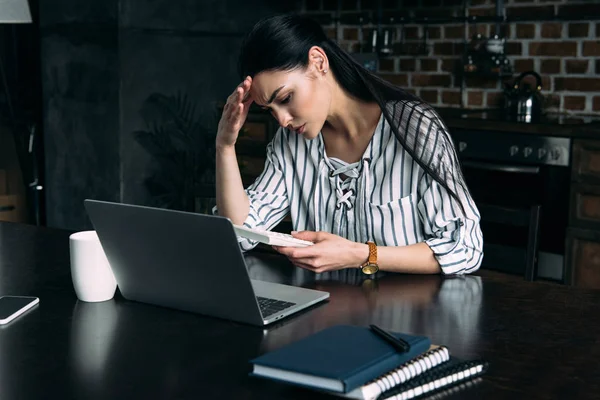 Deprese Mladá Žena Kalkulačka Laptop Počítání Daně Doma Kuchyni — Stock fotografie