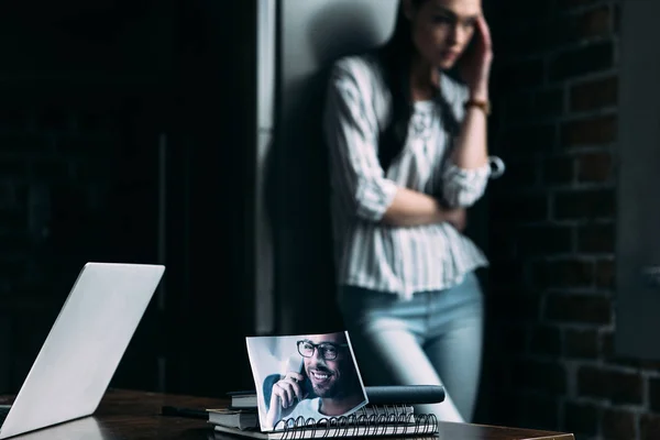 Jeune Femme Déprimée Debout Seule Touchant Tête Avec Photo Petit — Photo