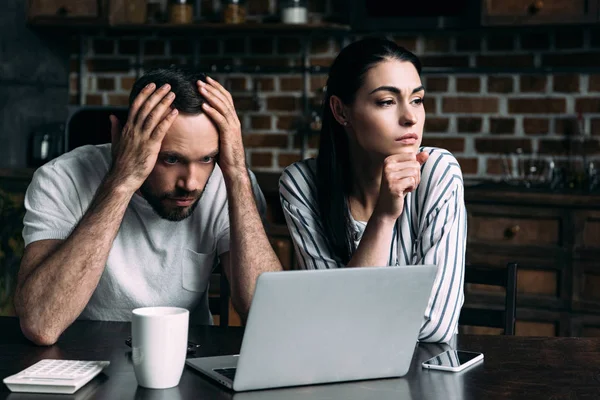 Trauriges Junges Paar Sitzt Mit Laptop Und Taschenrechner Küche — Stockfoto