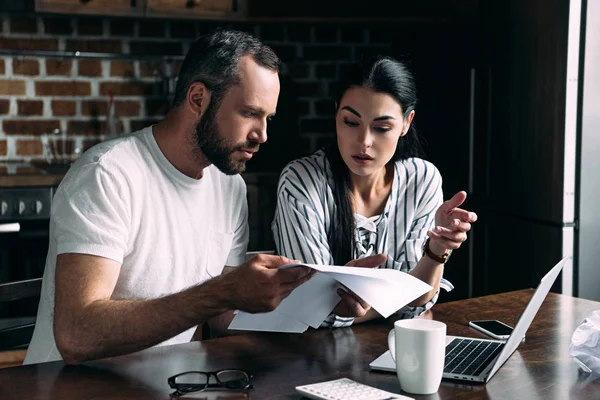 Young Couple Counting Bills Together Kitchen Home — Stock Photo, Image