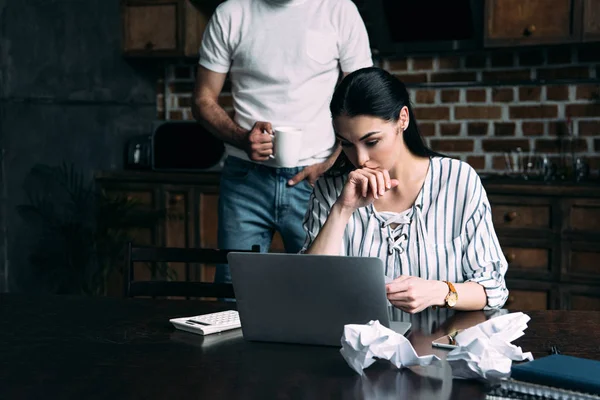 Stressed Young Woman Counting Bills While Her Husband Standing — Stock Photo, Image