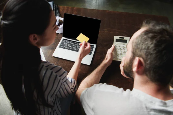 Hochwinkelaufnahme Von Paaren Die Steuern Und Rechnungen Mit Laptop Und — Stockfoto