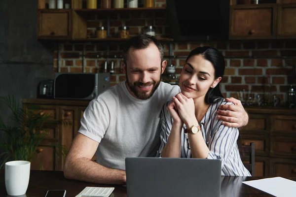 Pasangan Muda Tersenyum Membuat Panggilan Video Dengan Laptop Dapur — Stok Foto