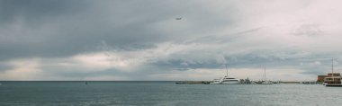 Akdeniz 'de bulutlu gökyüzüne karşı gemilerin panoramik görüntüsü 