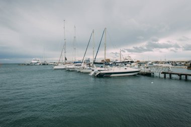 Akdeniz 'de beyaz yatlar Bulutlu gökyüzüne karşı 