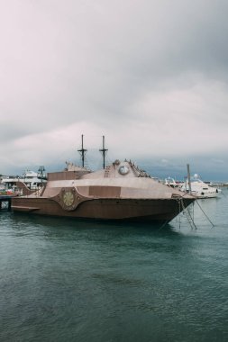 Akdeniz 'de yatların yanındaki retro gemi bulutlu gökyüzüne karşı 