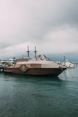 Akdeniz 'de yatların yanındaki retro gemi bulutlu gökyüzüne karşı 