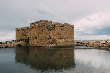 Akdeniz yakınlarındaki antik paphos kalesi
