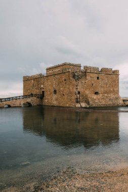 Akdeniz kıyısında paphos antik kalesi