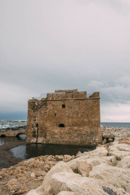 Akdeniz yakınlarındaki eski paphos kalesi