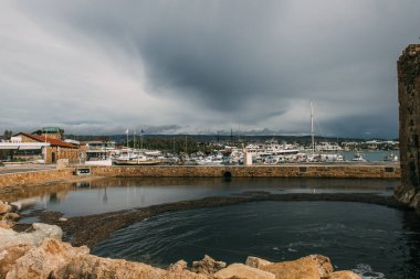 Akdeniz 'deki rıhtımlı beyaz yatların yanındaki binalar 