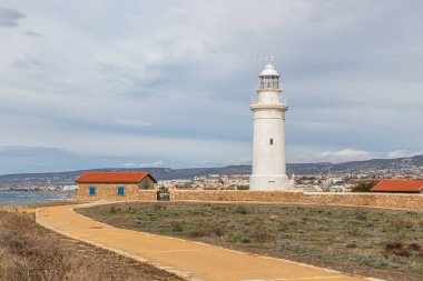 Paphos 'ta eski deniz feneri olan arkeoloji parkı