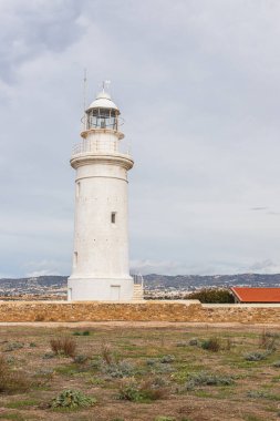 Beyaz ve eski bir deniz feneri.