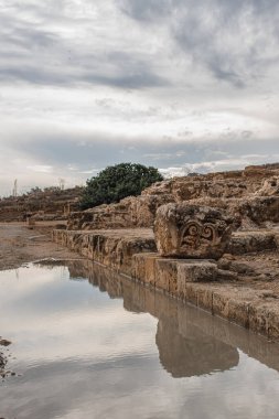 Gökyüzüne karşı arkeolojik parktaki antik kalıntılar