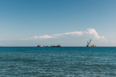 Mavi Akdeniz 'deki gemiler mavi gökyüzüne karşı 