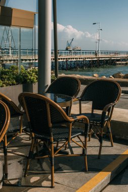 Yaz mevsiminde deniz kenarındaki restoranın terasında masa başında gün ışığı. 