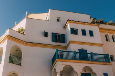 Güneş ışığı mavi balkonlu modern binaya vuruyor