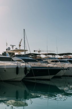 Akdeniz 'de limanda güneş ışığı ve modern yatlar