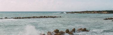 Akdeniz yakınlarında gökyüzüne karşı kayaların panoramik görüntüsü 