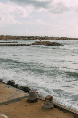 Akdeniz manzarası bulutlu mavi gökyüzüne karşı 