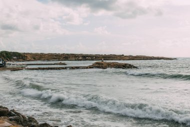 Sakin Akdeniz bulutlu mavi gökyüzüne karşı 