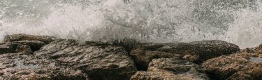Akdeniz yakınlarında kayaların panoramik görüntüsü 