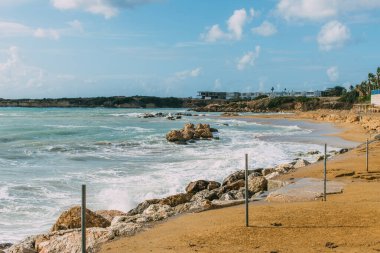 Mavi Akdeniz kıyısındaki sahil ve sahil. 