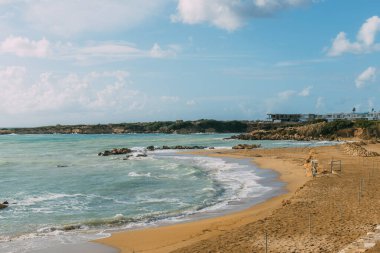 Mavi gökyüzüne karşı Akdeniz kıyısındaki sahil ve kumlu sahil