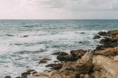 Akdeniz kıyılarına karşı gökyüzü bulutlu Kirisa 'da
