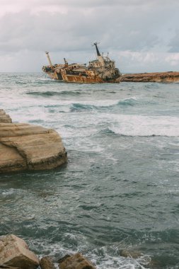 Akdeniz sularındaki paslı gemi gökyüzüne karşı