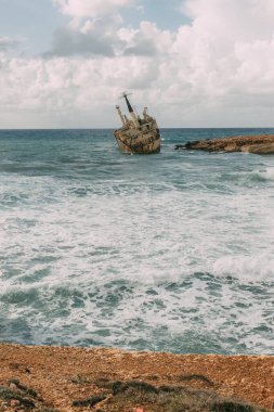 Akdeniz 'in mavi sularındaki eski gemi 