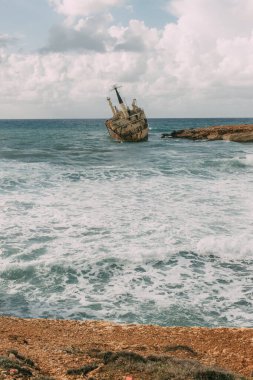 Akdeniz 'in mavi sularındaki eski gemi 