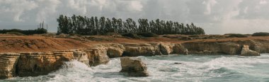 Akdeniz 'in bulutlu gökyüzüne karşı panoramik görüntüsü 