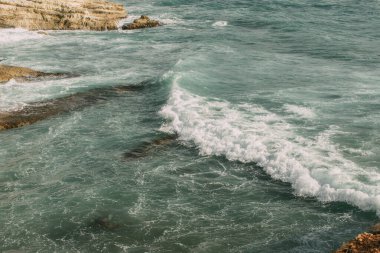 Akdeniz 'in mavi sularında beyaz köpük 