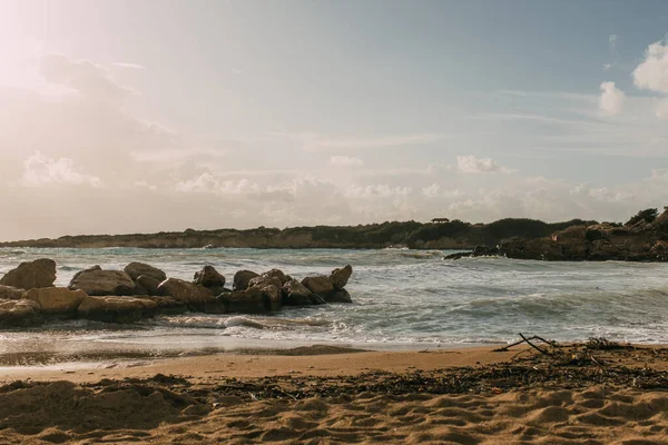 Sziklák Közelében Földközi Tenger Homokos Strandon Cifra — Stock Fotó