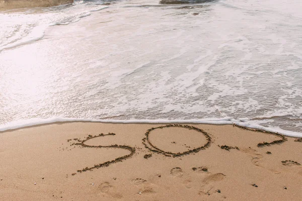 Playa Con Sos Letras Arena Cerca Del Mar —  Fotos de Stock