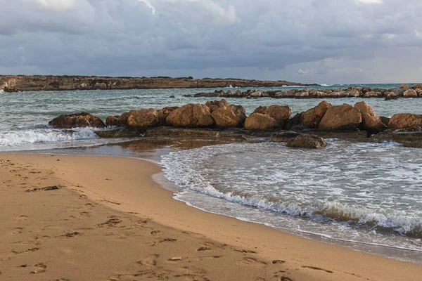 Pedras Perto Mar Mediterrâneo Contra Céu Com Nuvens — Fotografia de Stock