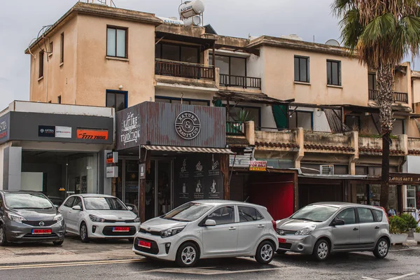 Paphos Chipre Marzo 2020 Coches Modernos Cerca Edificios Palmeras — Foto de Stock