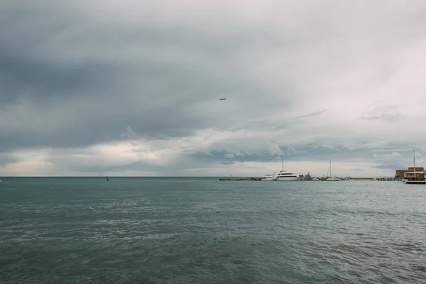 Πλοία Στη Μεσόγειο Θάλασσα Ενάντια Στον Ουρανό Σύννεφα — Φωτογραφία Αρχείου