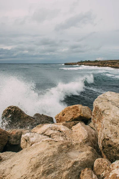 岩石の近くの地中海から水が噴出し — ストック写真