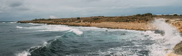 Tiro Panorâmico Costa Com Pedras Perto Mar Mediterrâneo — Fotografia de Stock