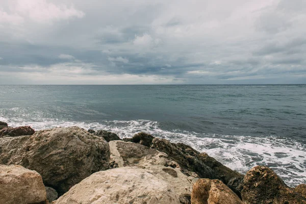 Mar Mediterrâneo Perto Rochas Contra Céu Com Nuvens — Fotografia de Stock