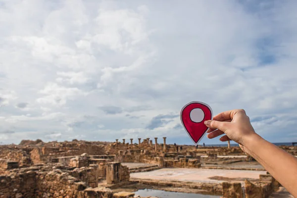 Cropped View Woman Holding Paper Location Sign Ancient House Theseus — Stock Photo, Image