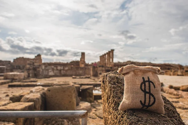 Bolsa Dinero Con Signo Dólar Cerca Antiguas Ruinas Casa Teseo —  Fotos de Stock