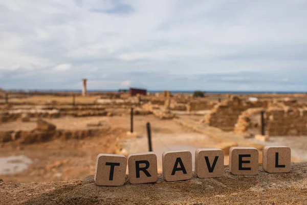 特修斯古宫遗址附近的木制立方体 上面印有旅游字母 — 图库照片