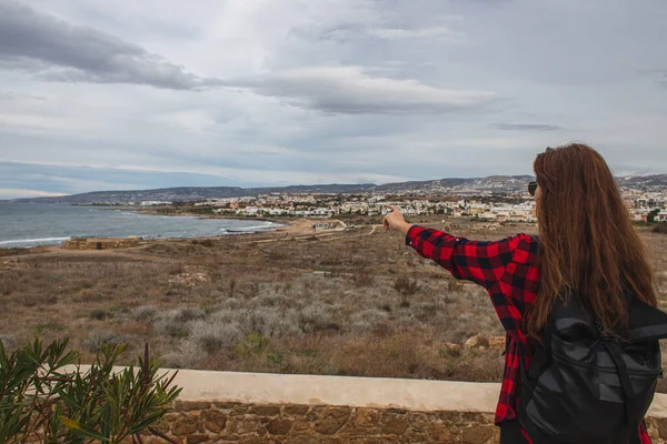 Viajero Con Mochila Apuntando Con Dedo Mar Mediterráneo — Foto de Stock