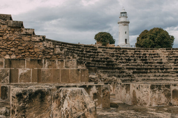 селективный фокус древнего амфитеатра в археологическом парке возле маяка
 
