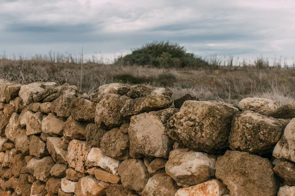 Muro Con Pietre Vicino Prato Contro Cielo Con Nuvole — Foto Stock